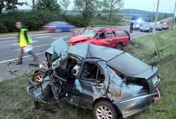 Tragedia o świcie - auto wpadło pod tira