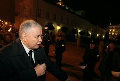 Jarosław Kaczyński zapali znicz przed Pałacem