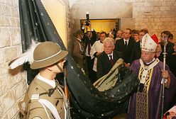 Na Wawelu odsłonięto tablicę ku czci ofiar katastrofy