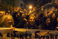 Butelkami z benzyną w policję - zamieszki w Atenach