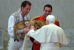 Papież pogłaskał lwiątko