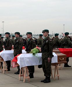 Kondukt z ciałami 30 ofiar przejechał przez Warszawę