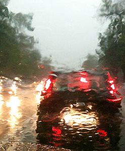 Nawałnica nad stolicą: są ofiary, straż przeszukuje jeziorko, nie jeżdżą tramwaje