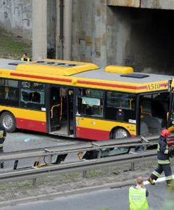 Groźny wypadek w Warszawie - autobus zjechał ze skarpy