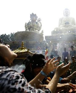 Dziesiątki tysięcy wiernych świętują urodziny Buddy
