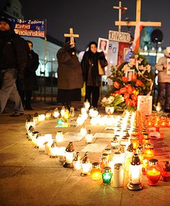 "Usuwali palące się znicze sprzed Pałacu Prezydenckiego"