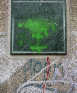 Zdewastowali tablicę poświęconą Kuroniowi