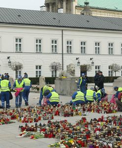 Sprzątanie przed Pałacem - wywieźli siedem ton zniczy