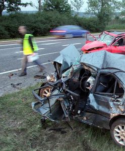 Tragedia o świcie - auto wpadło pod tira