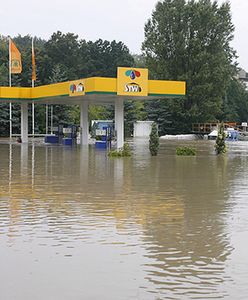 Woda zalała stację paliw - zagrożenie wybuchem