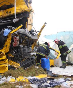 Czołowe zderzenie tirów - kierowca nie żyje, drugi ranny
