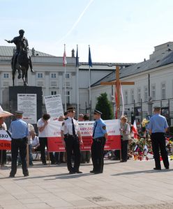 "Machają krzyżem, bo autorytety dały im do tego prawo"