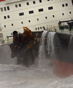 Statek rozpadł się na dwie części
