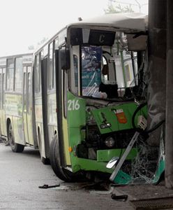 Wypadek autobusu w Kielcach; kierowca uwięziony w środku