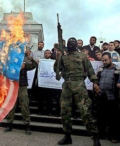 Rzucił butami w Busha - ma ślady pobicia na twarzy