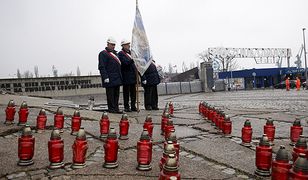 96 zniczy ustawionych w kształt krzyża w Gdańsku