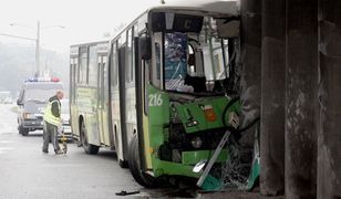 Wypadek autobusu w Kielcach; kierowca uwięziony w środku