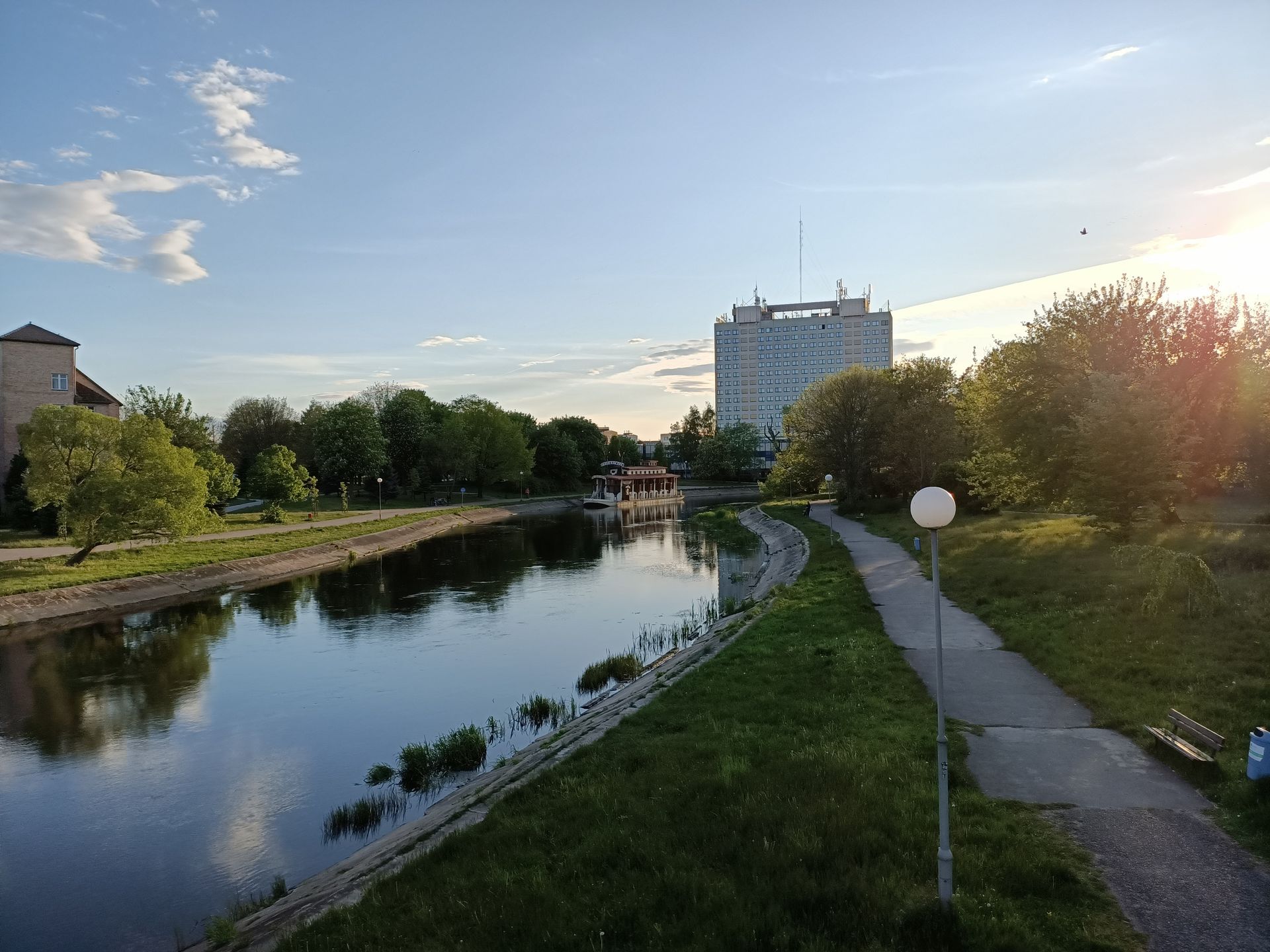 Taniej, ale i bardziej nijako. Test OPPO Reno 3 27