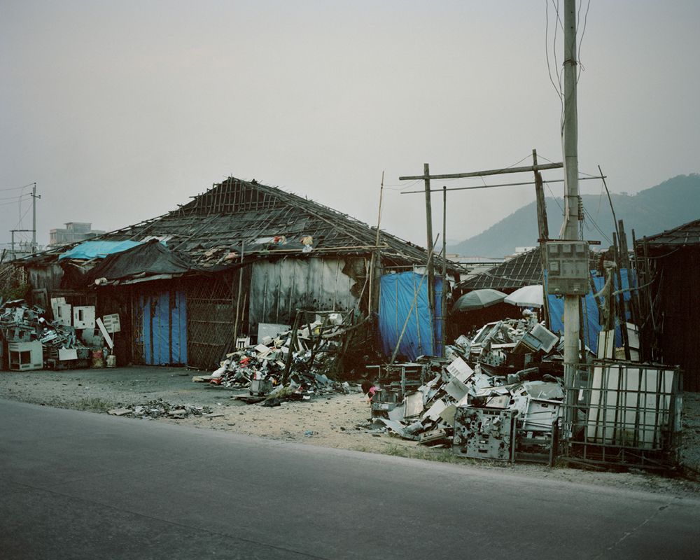 Guiyu, Chiny: Na zewnątrz zakładu, gdzie są demontowane i utylizowane komponenty elektroniczne.