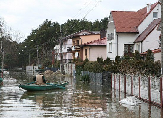 Wisła wylewa na ulicę w Płocku, podtopione dwie posesje