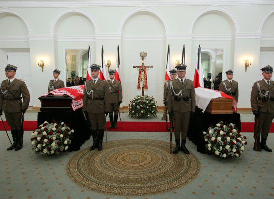 Trumny Pierwszej Pary staną przed ołtarzem koronacyjnym