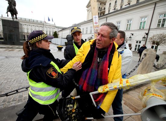 Szarpanina przed Pałacem - obrońca krzyża zatrzymany