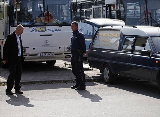 Nie wytrzymał presji w pracy i powiesił się w autobusie