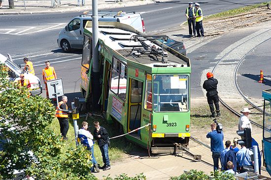 Tramwaj wypadł z szyn i uderzył w słup - 9 osób rannych