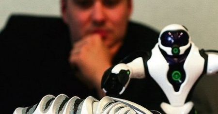 Przyszli studenci kuszeni przez roboty