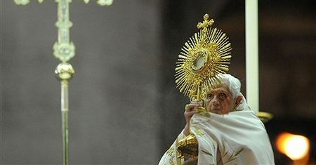 Papież przeprasza za skandal pedofilski