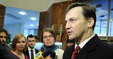 Sikorski: głosujcie na mnie, żeby nie było obciachu