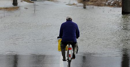 Rzeki wzbierają; pogotowie we Wrocławiu