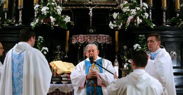 Matka Boska Częstochowska w "kosmicznej koronie"