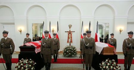 Trumny Pierwszej Pary staną przed ołtarzem koronacyjnym