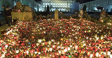 4. dzień żałoby - przed Pałacem Prezydenckim wciąż tłumy
