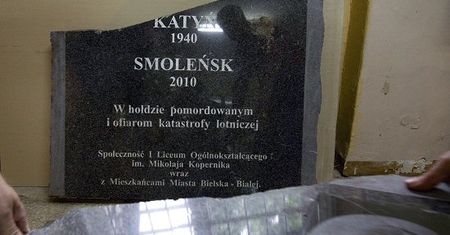 Chcą "schować" smoleńską tablicę? Radni PiS zaskoczeni