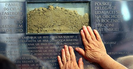 Prezydent odsłonił tablicę upamiętniającą ofiary katastrofy