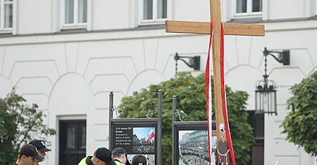 Policja usunęła "obrońców krzyża"