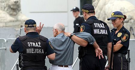 71-latek, który zbezcześcił tablicę, zwolniony do domu