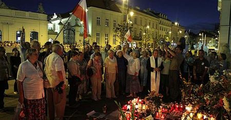 Tysiące osób demonstrowało przed Pałacem; "było gorąco"
