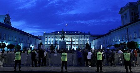 Są zarzuty po poniedziałkowej manifestacji przy krzyżu
