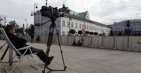 Upamiętnić. Nie przed Pałacem!