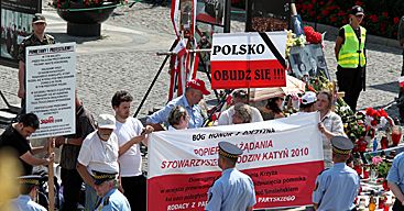 Poseł PiS wśród obrońców krzyża przed Pałacem
