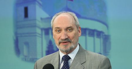 Macierewicz: kontrolerzy w Smoleńsku winni katastrofy