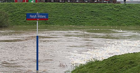 Stan alarmowy przekroczony, fala na Wiśle mija Warszawę