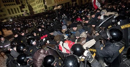 Kandydaci na prezydenta Białorusi potępiają zamieszki