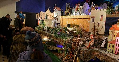 Roztrzaskany wrak Tupolewa zdobi świąteczną szopkę