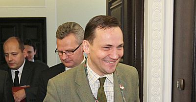 Sikorski rozmawiał z żoną pobitego opozycjonisty