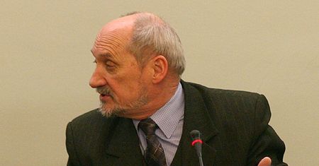Macierewicz: raport nieprawdziwy; te zdjęcia są dowodem