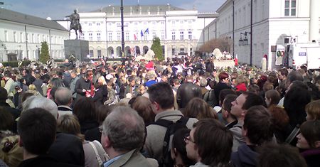 Fani Chucka Norrisa kontra obrońcy krzyża - to prowokacja?